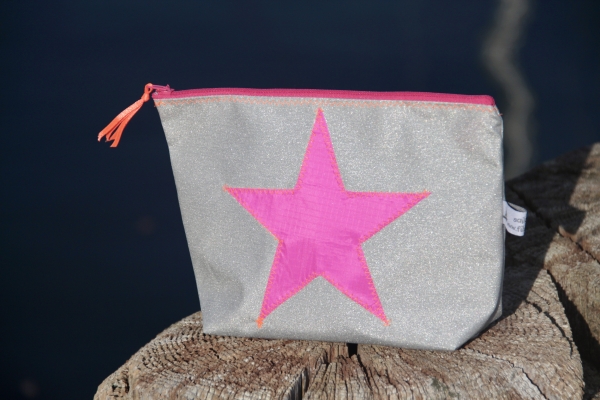 wasserdichte Airtexkosmetiktasche in silber mit pinken Stern